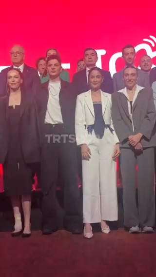 Kavuşmayı çok bekledik! 😍 🇹🇷Filenin Sultanları, Milli Takım Sezonu Açılış Galası'nda parıl parıl parlıyor! 🌞 #TRTSporDijital
