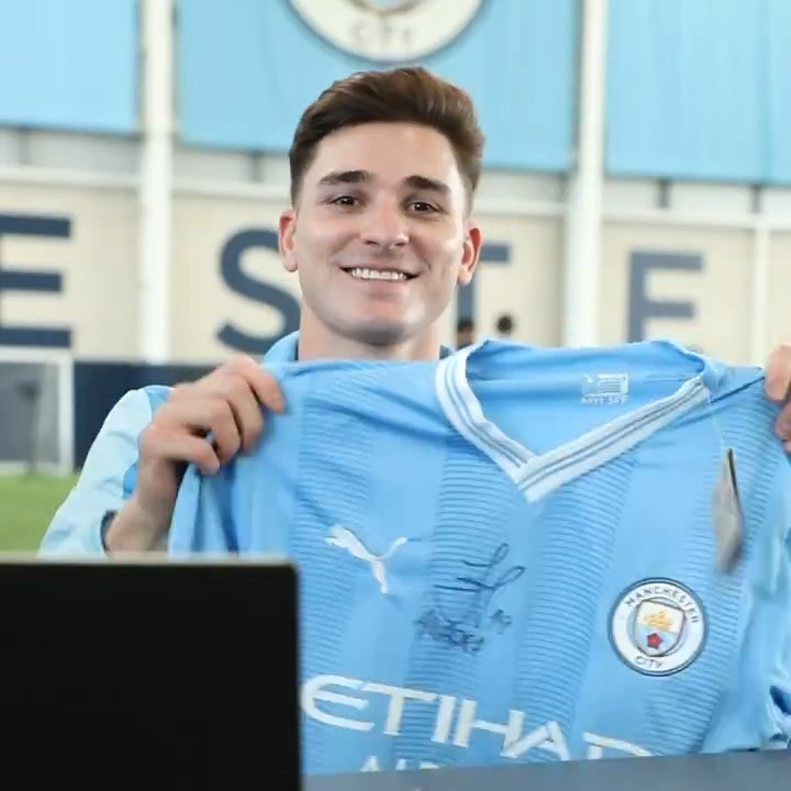 🕷👕 ¡El Araña sortea una camiseta del City que él mismo ha firmado! 😍 Para ganarla, debes acertar el resultado y los goleadores del Fulham-City. Déjanos tu pronóstico en las respuestas de este mensaje. 👇