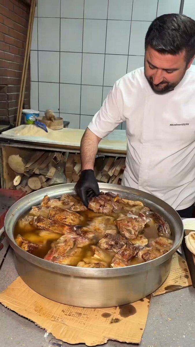 Mis gibi tandır kebabına kaşar atarak şifayı mundar ettin Afiyedos diyen ağzına yumruğu koyasım geldi.