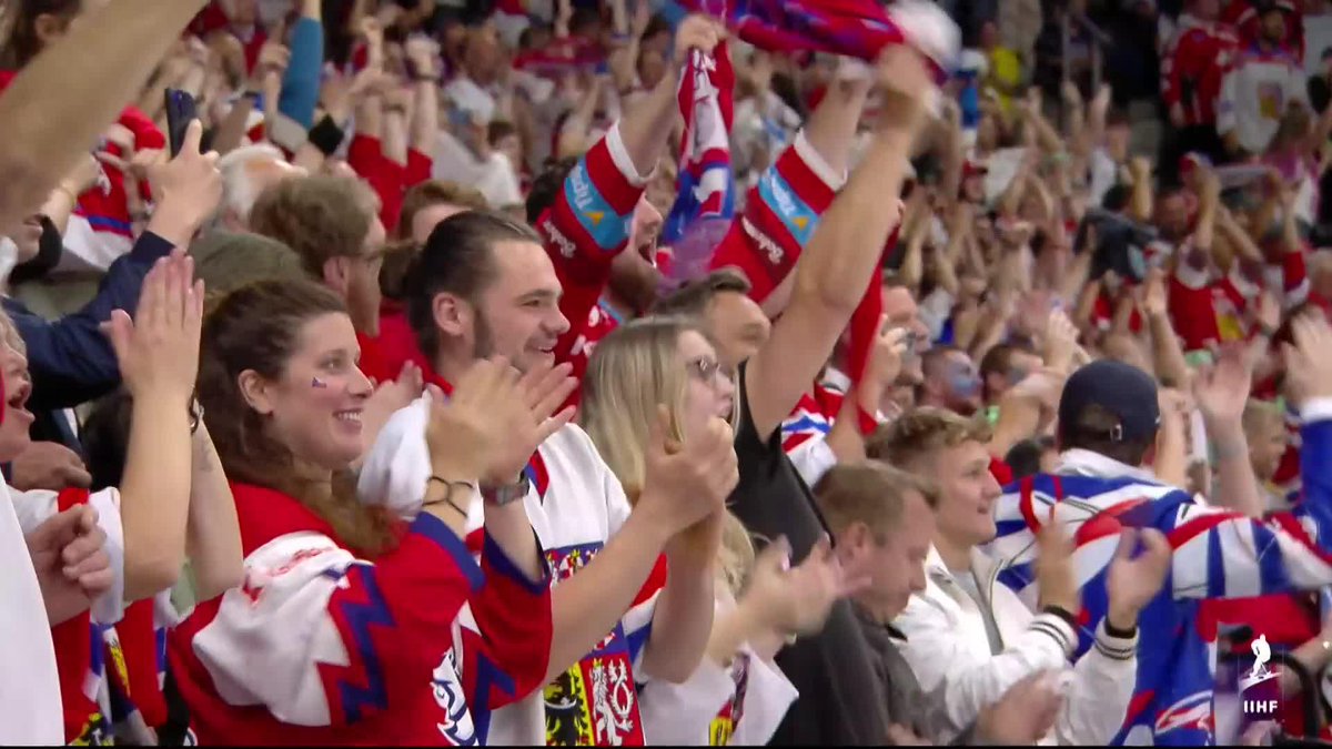 Roman Cervenka blows the roof off the building.💥 Český hokej wins in the shootouts.🇨🇿 #MensWorlds #CZEFIN