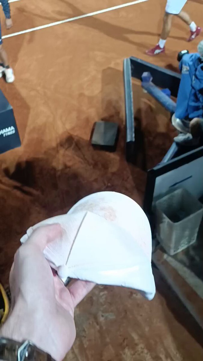 🎾🇮🇹🇷🇸 FLASH - Le numéro 1 mondial, Novak Djokovic, a été assommé par une gourde tombée accidentellement du sac à dos d'un fan, après sa victoire contre le Français Corentin Moutet au deuxième tour du Masters 1000 de Rome. (Le Parisien)