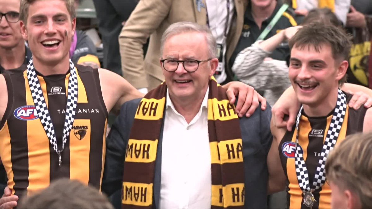 The Hawks got Anthony Albanese in for the song ๐ค๐ #AFLHawksSaints