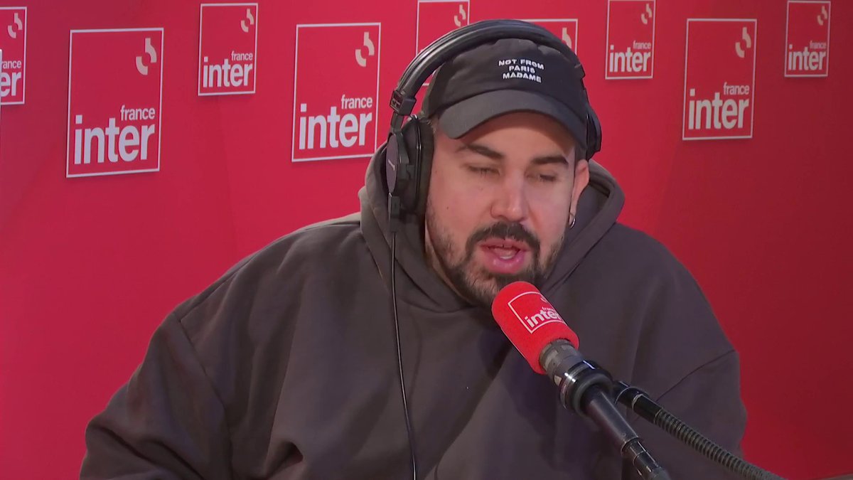 "Le 22 mai, on monte les marches", déclare Artus, le réalisateur du film "Un p'tit truc en plus". Mais aucune marque de luxe n'a prêté de tenue de soirée à l'équipe pour cette montée des marches. "Je ne comprends pas pourquoi."