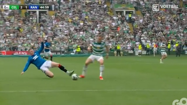 BOEM! Een echte Old Firm-𝐭𝐚𝐜𝐤𝐥𝐞 🔪 En dus gaat Lundstram 10 minuten na zijn eigen goal met rood van het veld 😅 #ZiggoSport #CELRAN #cinchPrem