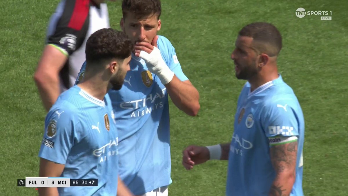 Gvardiol has the chance to become the first Premier League defender to score a hat-trick... but lets Alvarez take the penalty instead 🤝