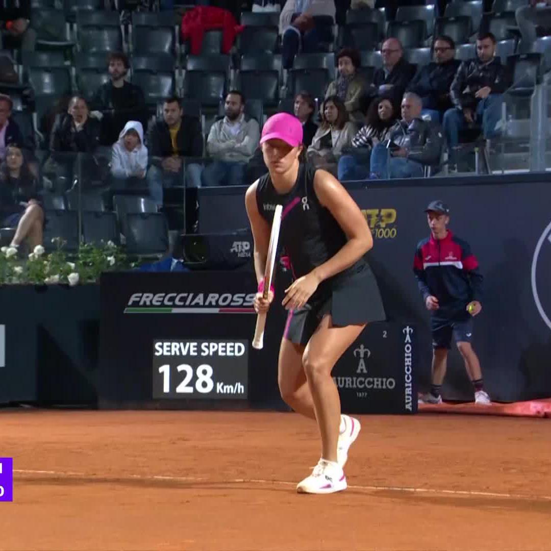 Is Iga Świątek's backhand return the best in the game? The best of all time? Discuss ⬇️
