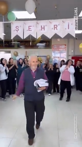 Balıkesir'de emekliliğe ayrılan öğretmene, öğrencileri ve meslektaşlarından veda sürprizi yapıldı.