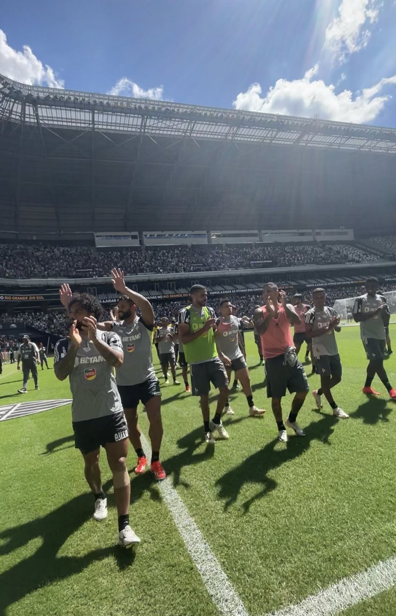 Fim de treino na nossa casa com o apoio da torcida ao elenco! ⚽🏠 Obrigado MRV pelo apoio e obrigado Massa pela presença! Juntos, vamos continuar unidos em prol dos nossos irmãos do Rio Grande do Sul! #FutebolPeloSul | #SolidariedadeEmMassa