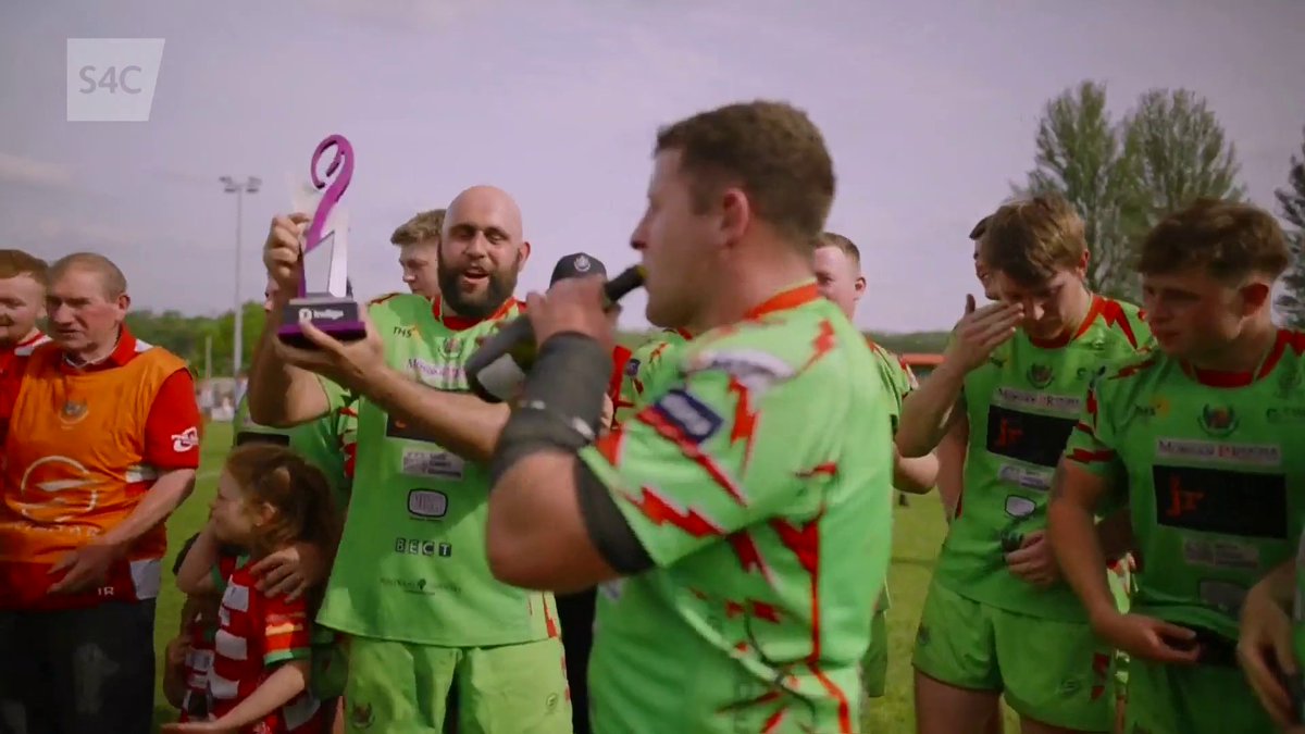 LLANYMDDYFRI YW'R PENCAMPWYR 👏 Llanymddyfri yn bencampwyr cefn wrth gefn! 🏆 Congratulations to Llandovery, the 2023/34 Indigo Prem champions. 14 Clwb Rygbi Llanymddyfri v Newport RFC 1️⃣5️⃣0️⃣ 7 📺 S4C 🏴󠁧󠁢󠁷󠁬󠁳󠁿 🔴 #IndigoPrem | WRU Community - Wrth galon y genedl
