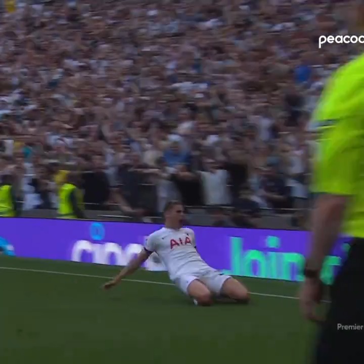 SPURS TAKE THE LEAD, and it's Micky Van de Ven with a perfect finish! 💥