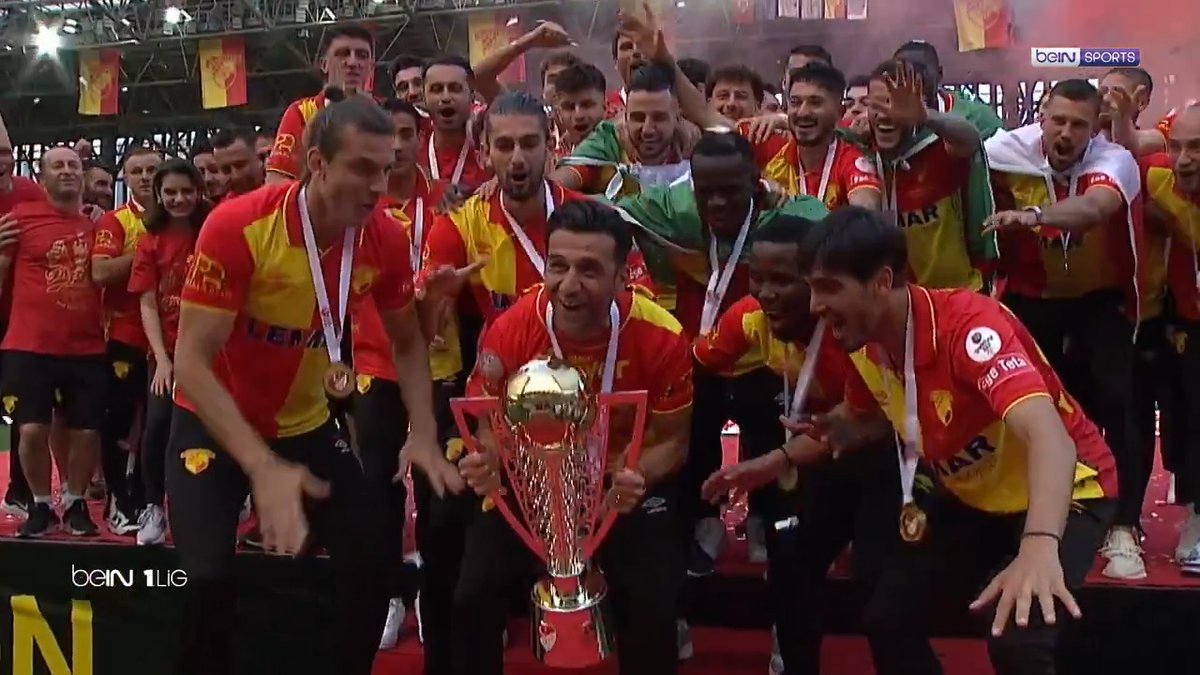 Göztepe, Süper Lig kupasını kaldırdı.