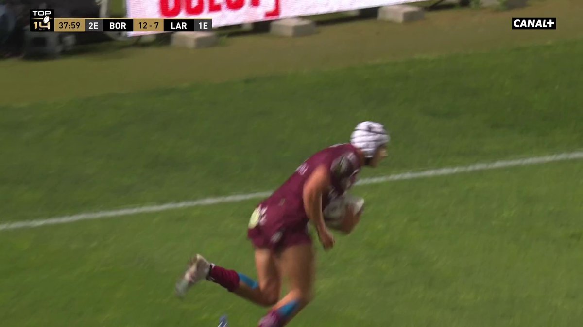 Damian Penaud : "Ben Tameifuna gratte le ballon, est récompensé. Je vois que tout le monde à la tête baissée, moi le 1er. Je me dis que je vais essayer de tenter quelque chose. Ça réussit je suis content." Merci de nous faire rêver 🔥 Canal+ #UBBSR #Top14