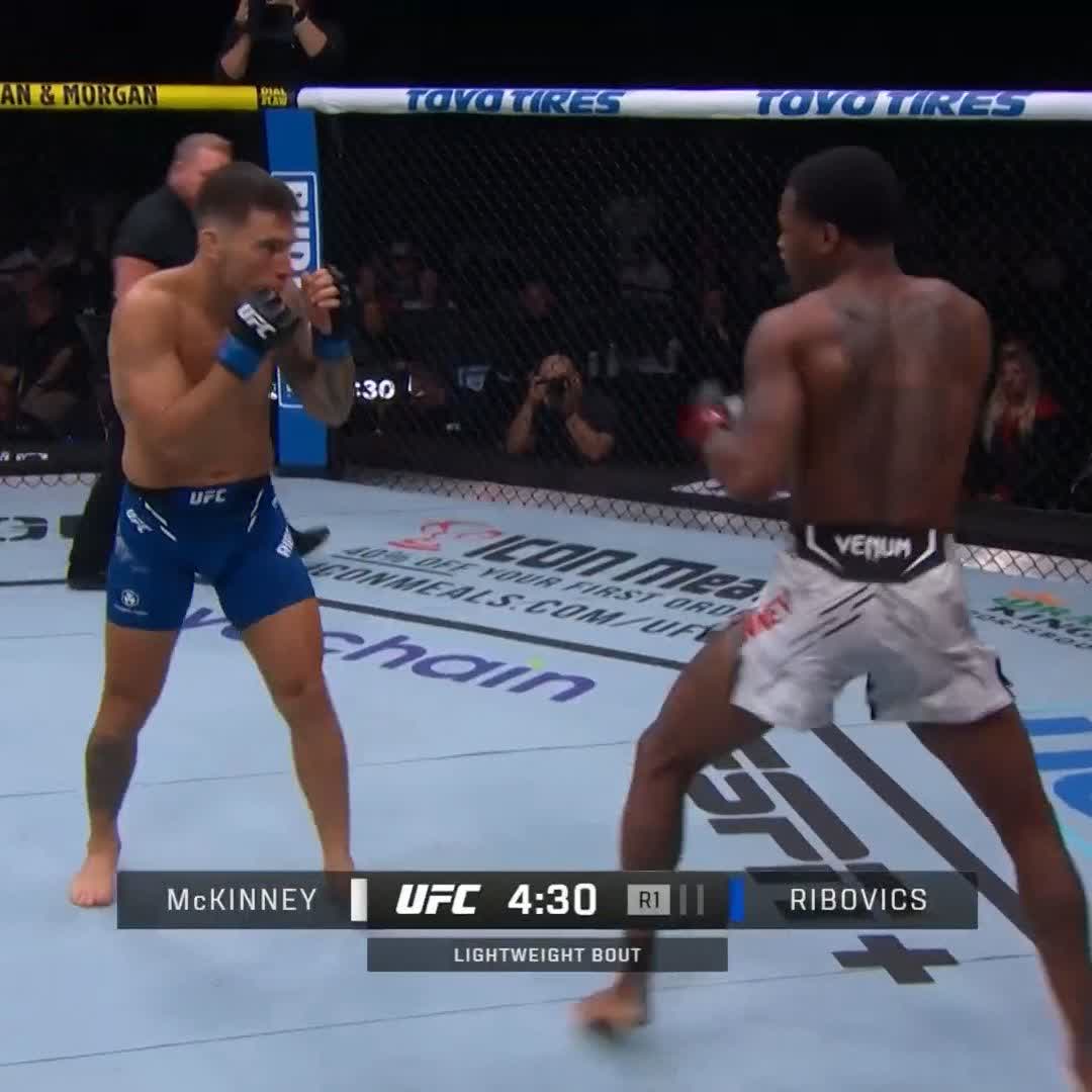 Le premier finish de la soirée est choquant 😱 Esteban Ribovics s'impose par KO au premier round 📺 Regardez la carte préliminaire de l’#UFCStLouis EN DIRECT sur UFC FIGHT PASS