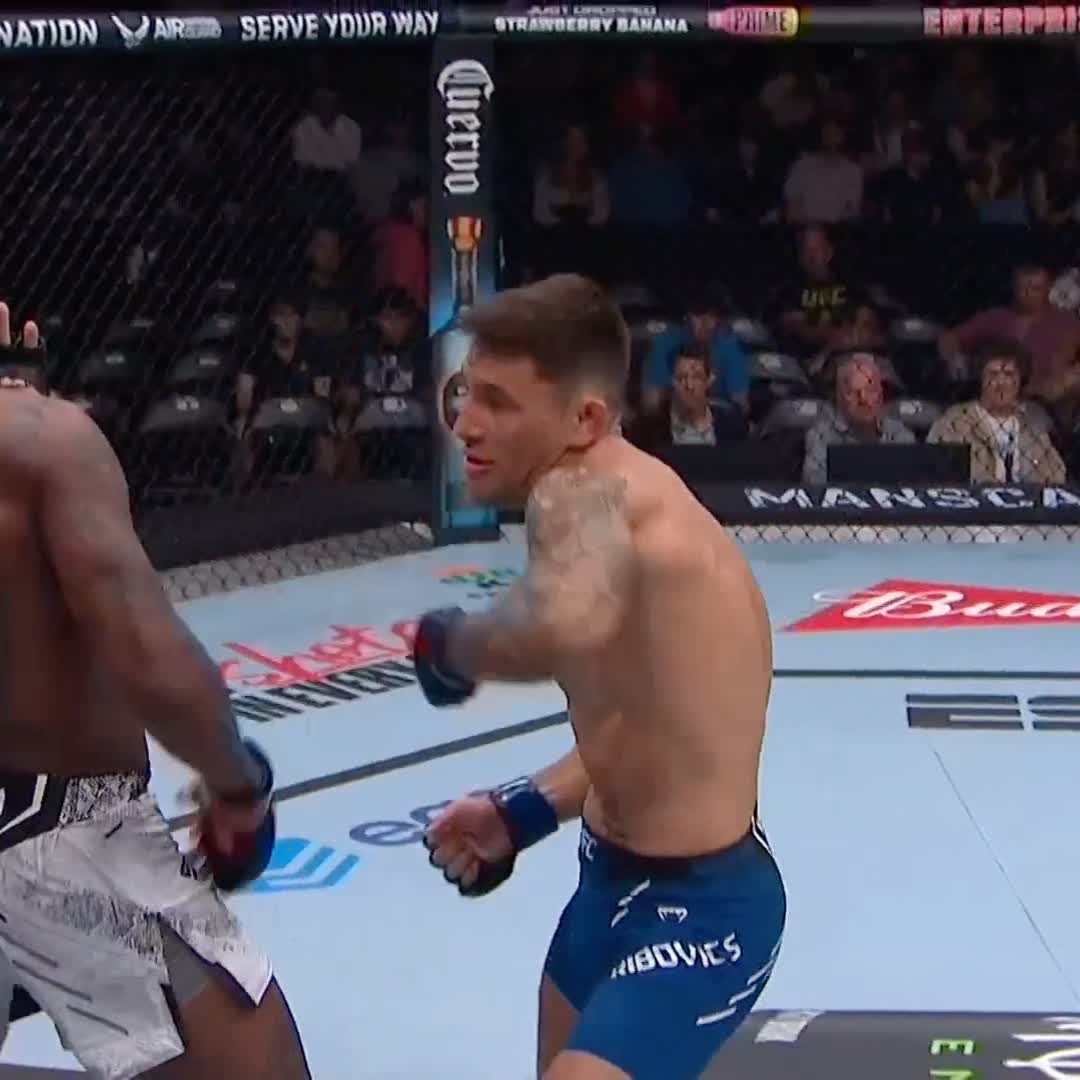 Qué belleza!!!! Esteban "El Gringo" Ribovics #UFCSTLouis