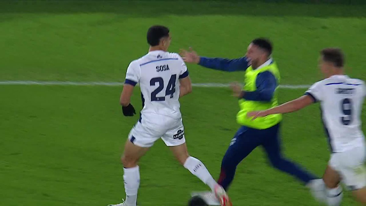 ¡PERO POR FAVOR, QUÉ GOLAZO! Ramón Sosa salió de contra, vio adelantado a Rey y estampó el 3-1 de Talleres contra Independiente en la #LigaProfesional.