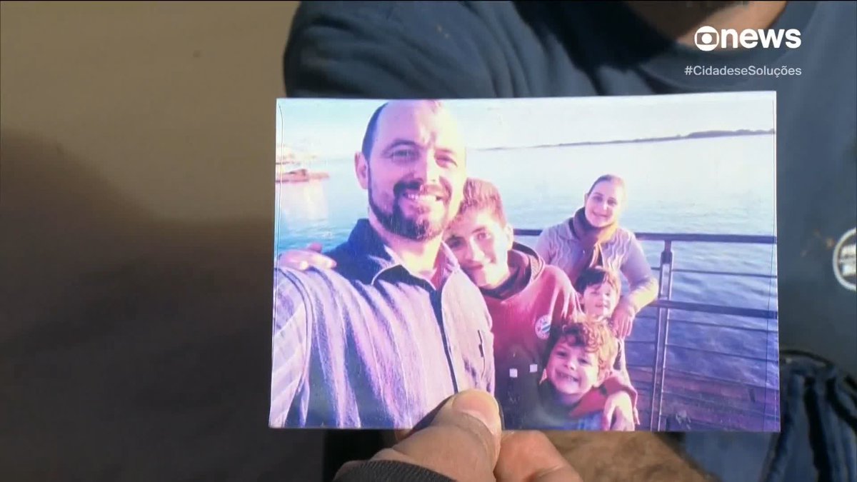 Vítima da enchente, que já tinha saído de casa, retorna para buscar foto da família: “Para mostrar para eles [esposa e filhos] que a gente está junto, acima de qualquer coisa”. ➡ Assista ao #CidadeseSoluções com André Trigueiro: #GloboNews