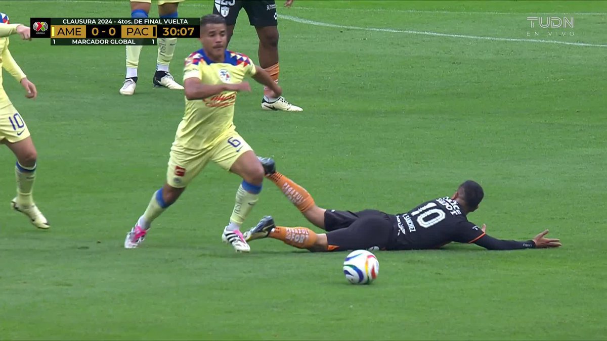 Ojito! Creo que el error es de Jonathan Dos Santos… Lichnovsky ve a Jona, le toca, pero el irmão dejó de ver el balón, piensa que el chileno va a reventar.