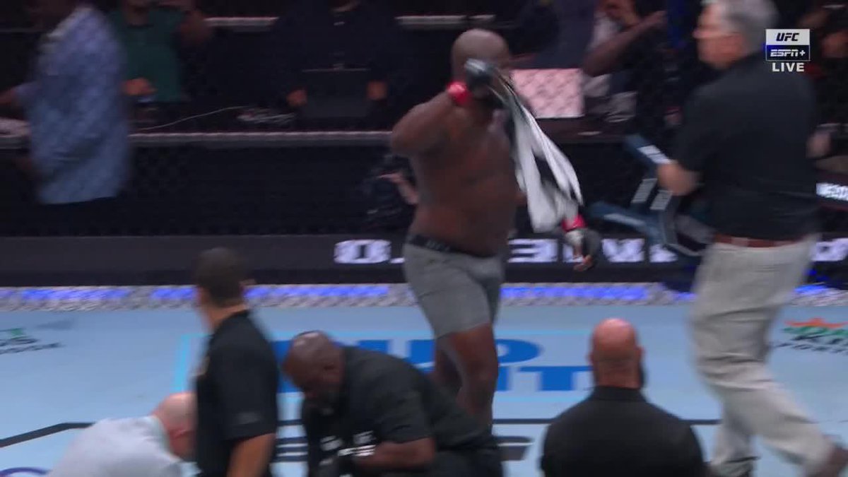 DERRICK LEWIS TOOK OFF HIS SHORTS AFTER THE KO 🤣 #UFCSTLOUIS