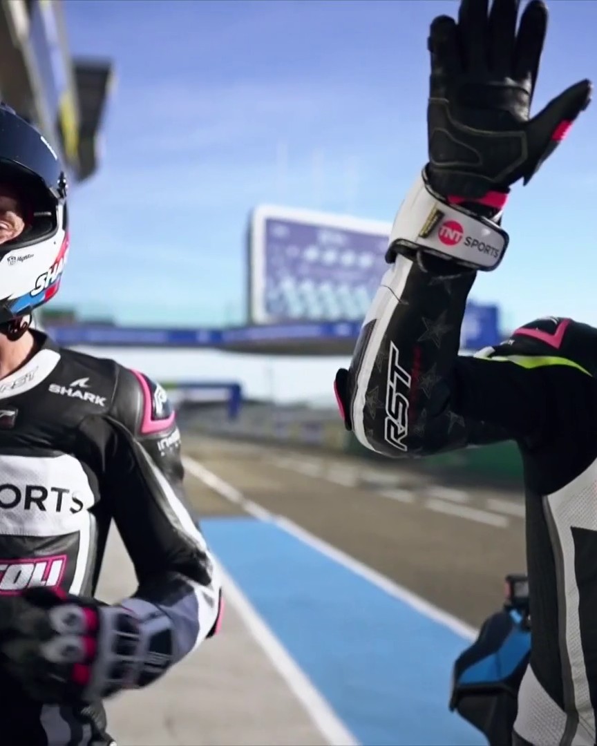 England 🆚 France Neil Hodgson takes 𝘿𝙄𝙑𝘼 Sylvain Guintoli around Le Mans...Or is it the other way round? 🇫🇷 #MotoGP | #FrenchGP | Live on TNT Sports and Discovery+