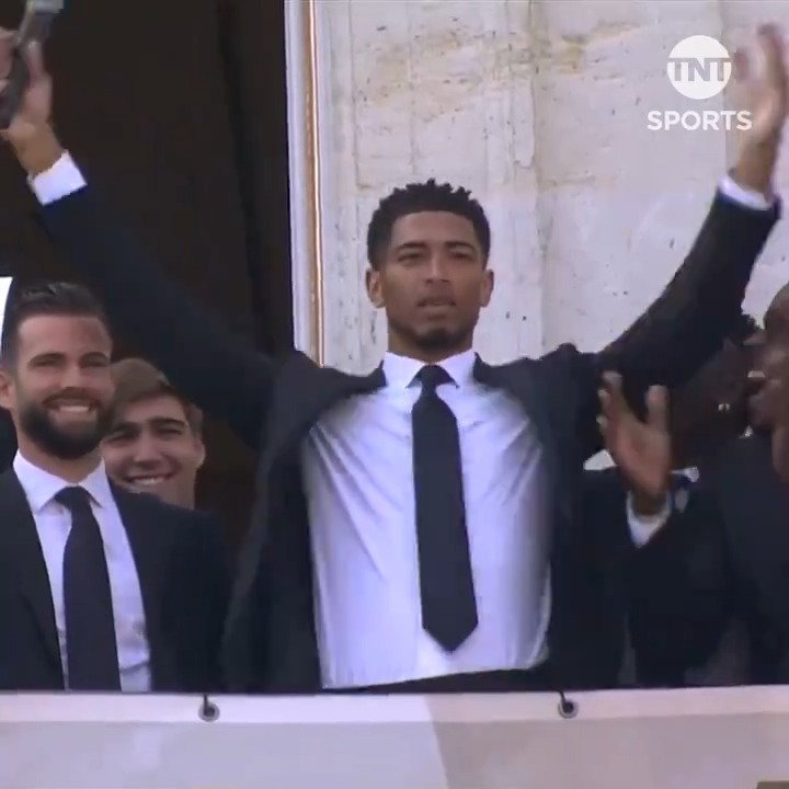 Jude Bellingham celebrating Real Madrid's title celebrations in Spanish 👀 (via Real Madrid C.F. on X)