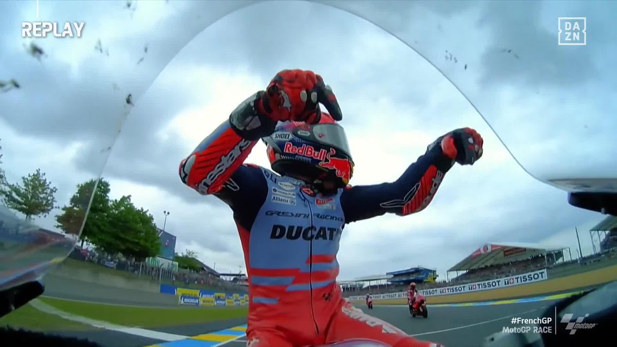 GOLPES EN EL PECHO. SEÑALANDO A SU MOTO. COMPLETAMENTE DESATADO 👏 Qué bonito es volver a ver a Marc Márquez disfrutando 😍 #FrenchGP 🇫🇷 #MotoGP 🏁