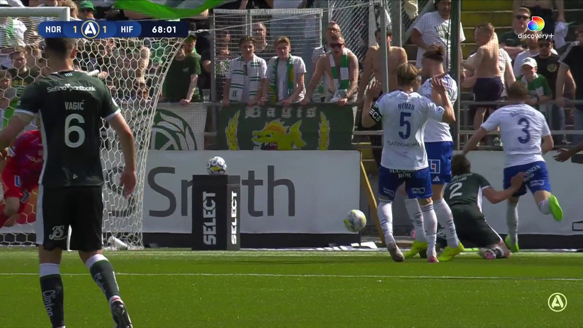 Hammarbyspelarna ropar efter straff vid denna situation 🔍👀 📲 Se IFK Norrköping - Hammarby IF på Kanal 5 och discovery+