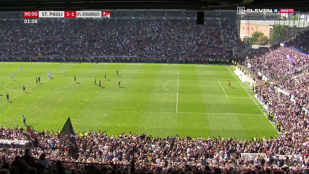 St. Pauli está de volta à Bundesliga, 13 anos depois, e claro que houve invasão de campo 🏴‍☠️
