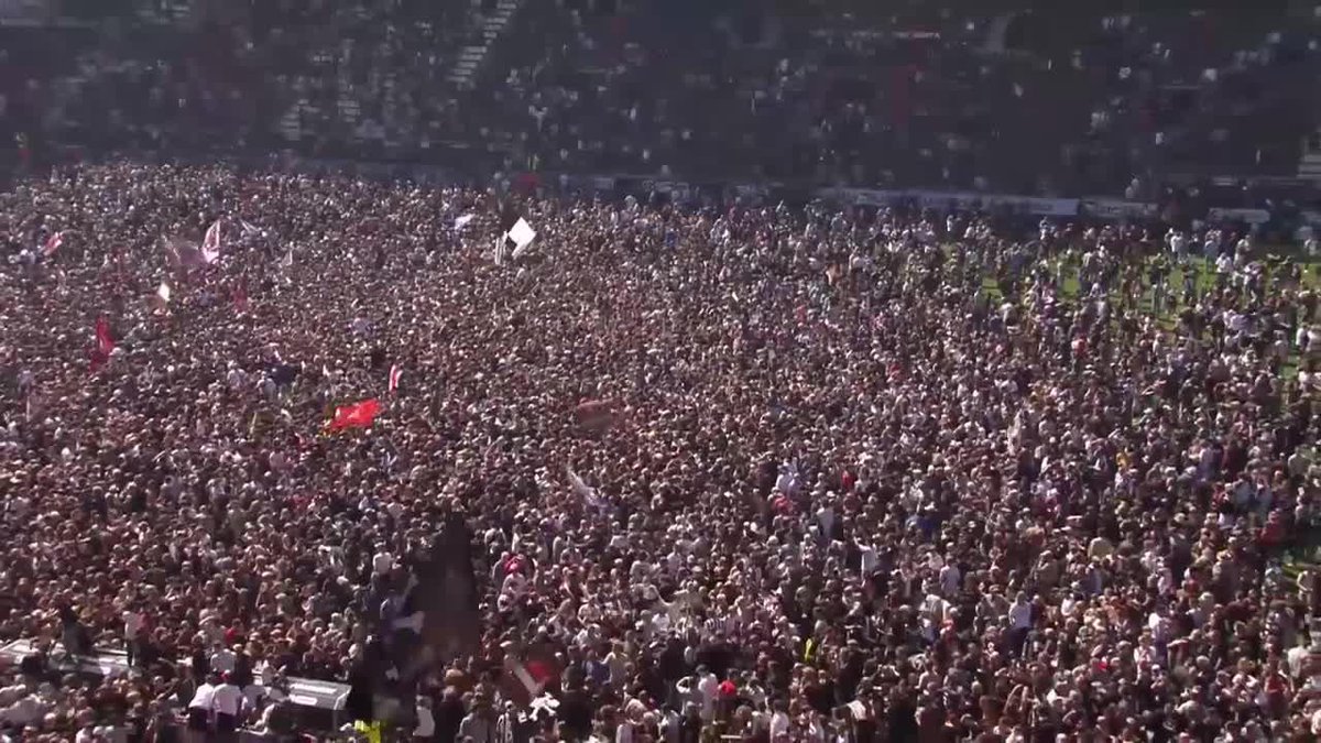 🇩🇪 El club alemán St. Pauli, conocido por su antifascismo en el mundo, ascendió hoy a la Bundelisga y así lo festejaron sus hinchas.