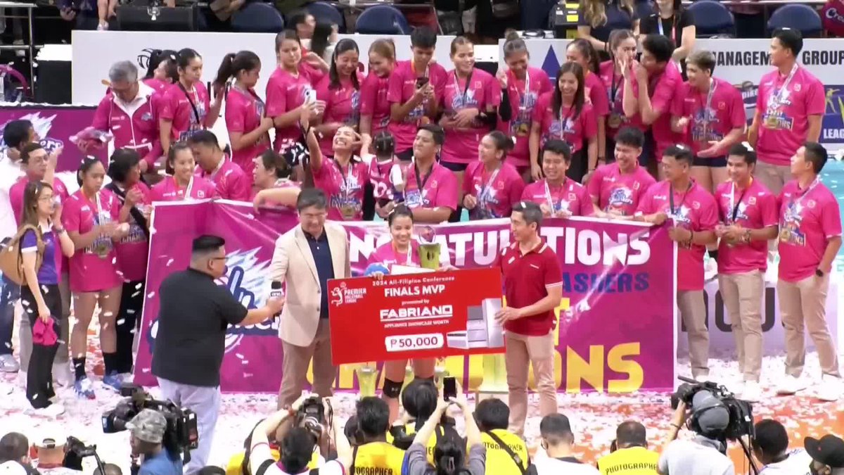BINI JEMA REIGNS SUPREME 👸 Creamline’s Jema Galanza led the Cool Smashers to their fourth-straight All-Filipino championship after staving off the Choco Mucho Flying Titans in five grueling sets! #OSOnTheSpot #PVL2024 #TheHeartofVolleyball #PVLonOneSports