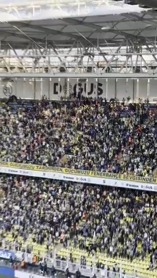 ÇOCUKLAR, İNANMAYIN DEMİŞTİK… 😅 Karagümrük'ün Galatasaray'a attığı golün ardından Fenerbahçe tribünleri böyle sevindi.