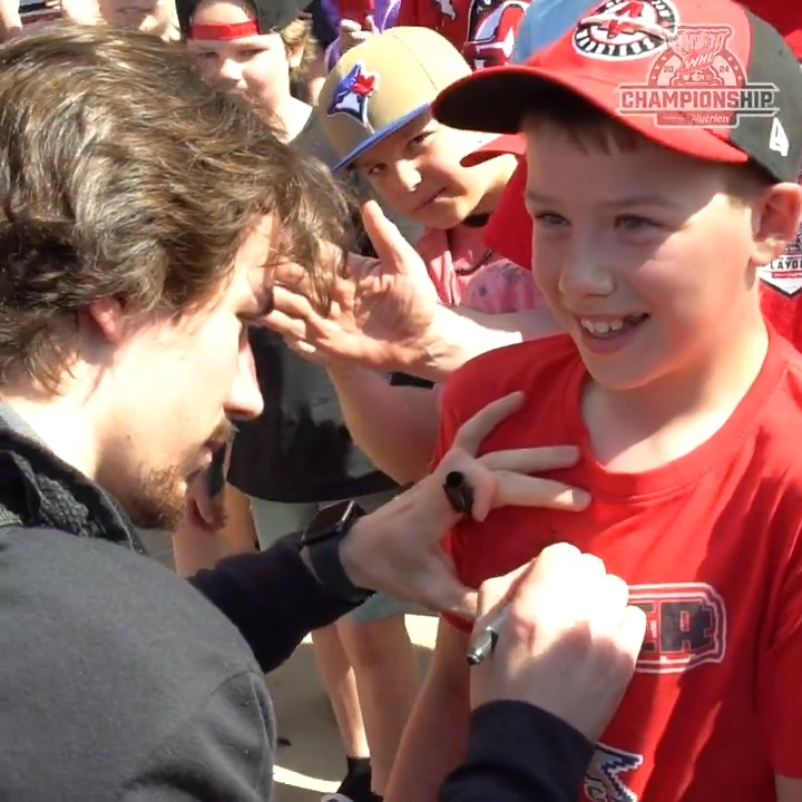 Absolutely ELECTRIC ⚡ Moose Jaw Warriors fans welcomed the team back home this afternoon! Who’s ready for Game 3?! #WHLChampionship | #FeedingTheFuture