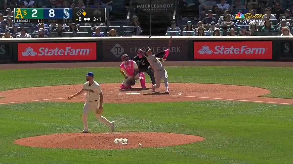 Rooker smashes one into the upper deck 💪