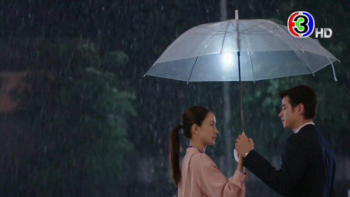 ยามสายฝนโปรยปราย หัวใจที่แห้งแล้งก็พลันผลิบาน "ในวันที่ฝนพร่างพราย" เร็วๆ นี้ . #ในวันที่ฝนพร่างพราย #KissedByTheRain ดูทีวีกด33 ดูมือถือกด3Plus