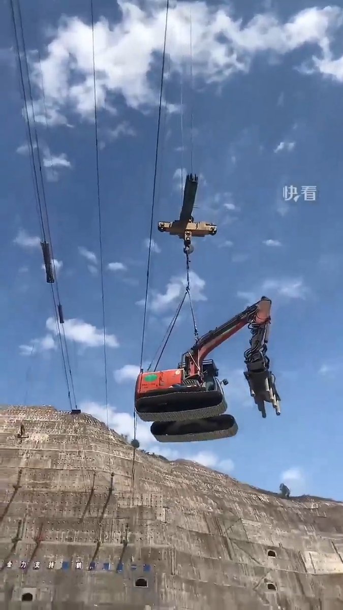 【Video】#China's infrastructure capability never ceases to amaze! These vehicles can be hung on a cableway like toy cars.