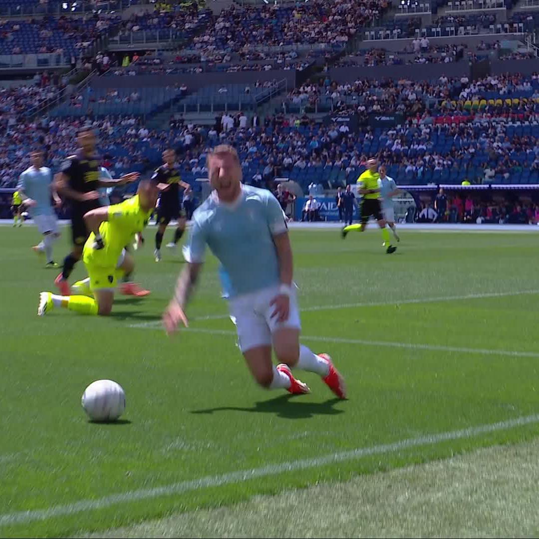 Immobile bewirbt sich für den Fallon d'Floor 🥇 #DAZNmoment Nach kurzer VAR-Überprüfung gab es überraschenderweise keinen Elfmeter 😅 #SerieA