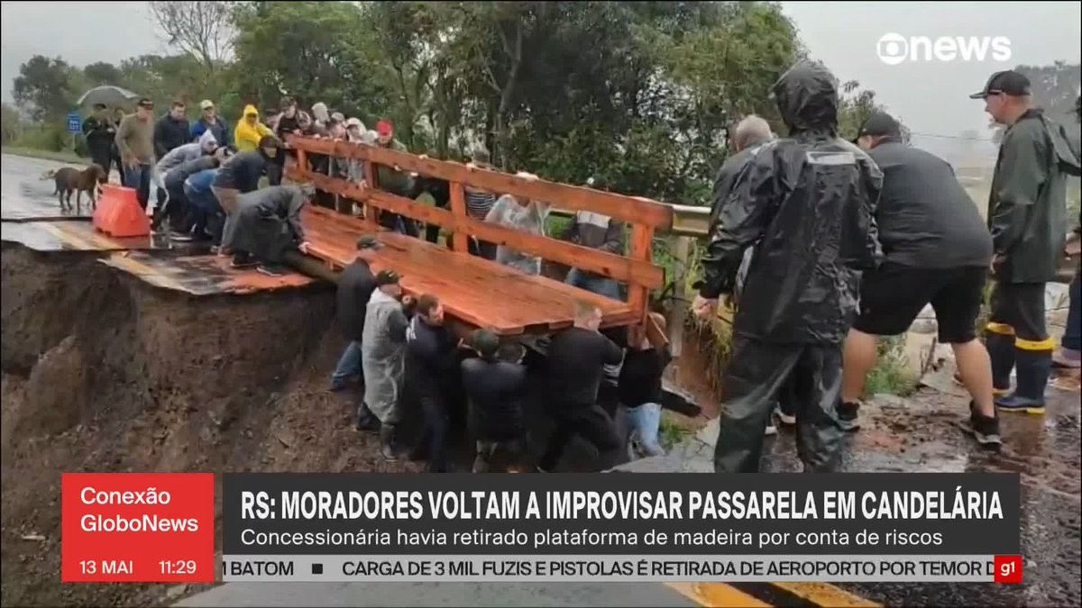 Vídeo mostra moradores de Candelária (RS) improvisando passarela de madeira na ponte que dá acesso à cidade. ➡ Assista ao #ConexãoGloboNews: #GloboNews