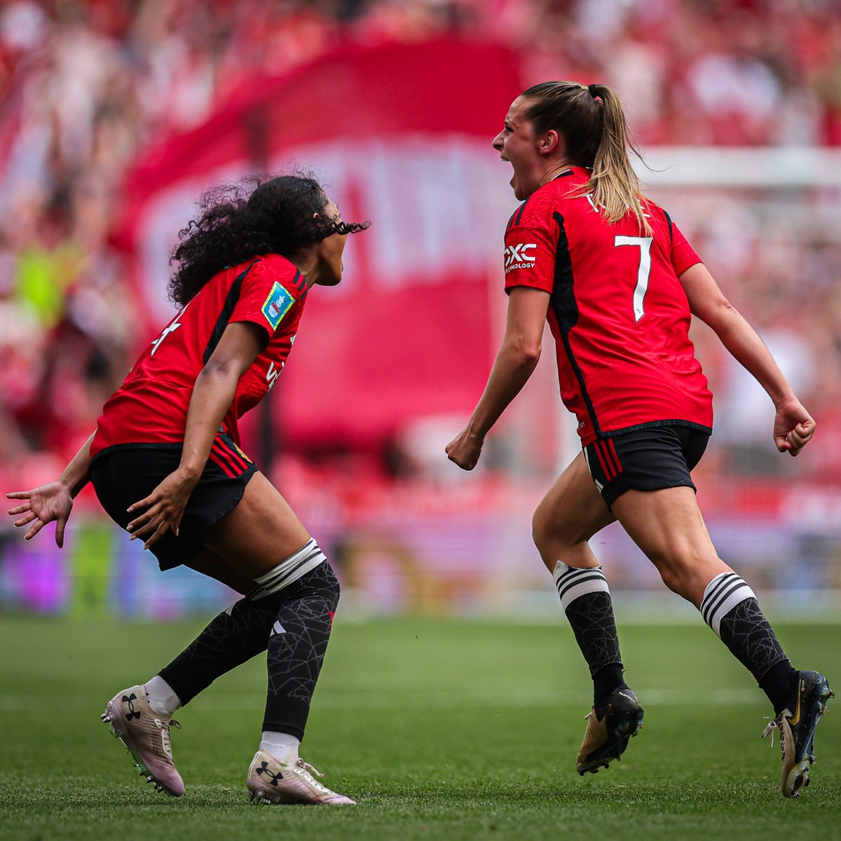 A goal worth watching over, and over, and over again 😍🔂 🚀 @EllaToone99 #MUWomen || #WomensFACup