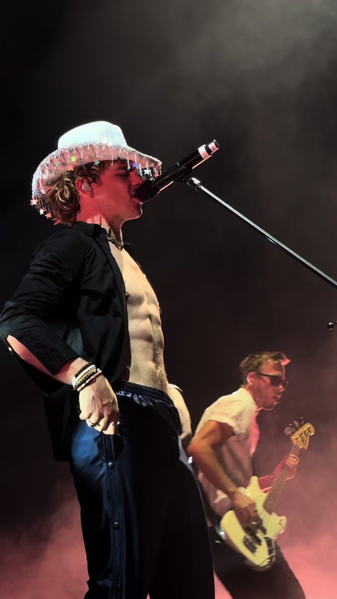 “A Kiss” by The Driver Era live in Guadalajara, Mexico - May 12 📹: soyverohdz on TikTok