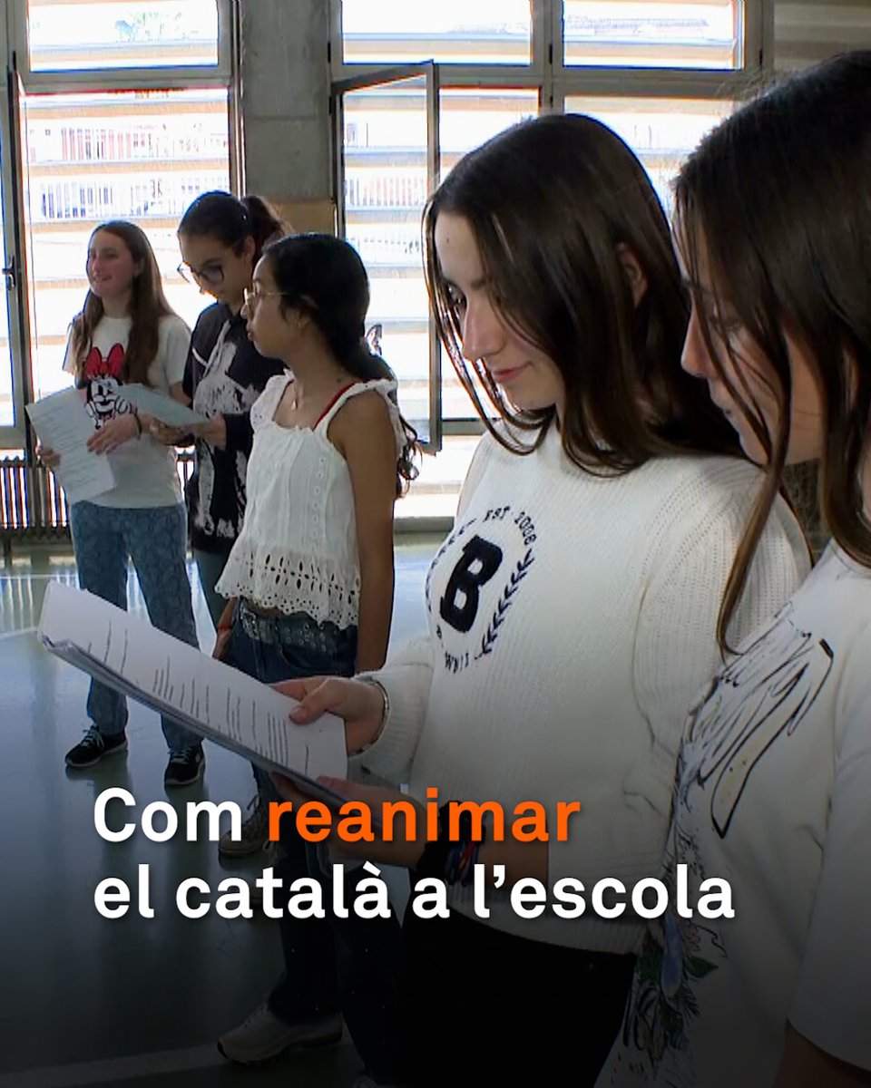 “Se’m fa estrany parlar en català amb els amics.” “Només en parlo amb els professors.” Són alumnes d’un institut de Rubí i gairebé no fan servir el català. Però gràcies al teatre i a les rondes de debat cada cop s’hi senten més còmodes. “És divertit!”
