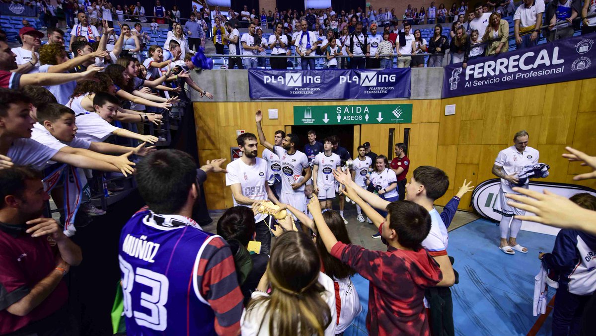 Dicen que una imagen vale más que 𝙢𝙞𝙡 𝙥𝙖𝙡𝙖𝙗𝙧𝙖𝙨. Y esta imagen, es la imagen de la PASIÓN de la ciudad de Santiago por un club. Es la imagen de AMOR ABSOLUTO por este deporte, RESPETO e HISTORIA. Esto es solo un hasta pronto, MONBUS OBRADOIRO. ¡GRAZAS y #AteMorrer! 🤍