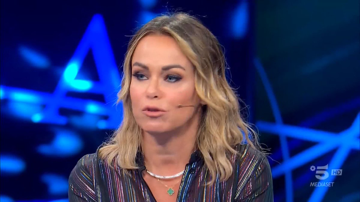 Perché la bruga chi si crede di essere? Antipatica come pochi, poi sempre a difendere la sua protetta! #isola