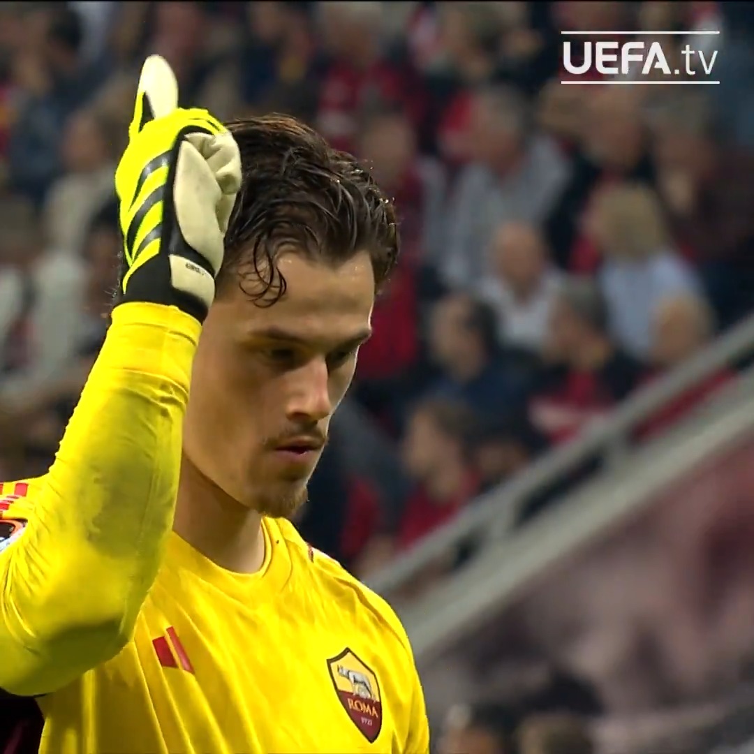 🧤 Svilar's performance vs Leverkusen was 🥵🔥 AS Roma || #UEL