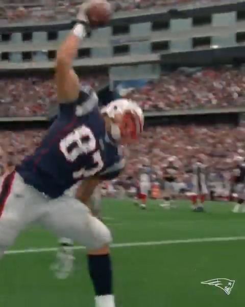 Birthday spikes Rob Gronkowski 💪