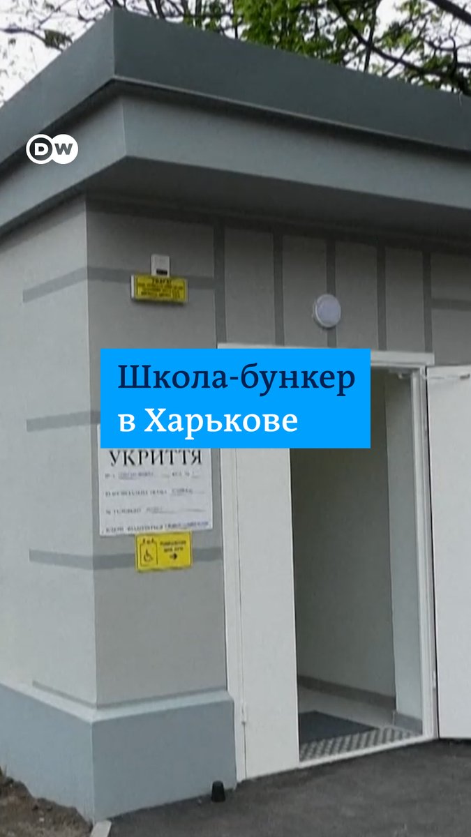 Так теперь выглядят школьные будни детей в Харькове из-за ежедневных российских обстрелов. В городе открыли первую школу-бункер