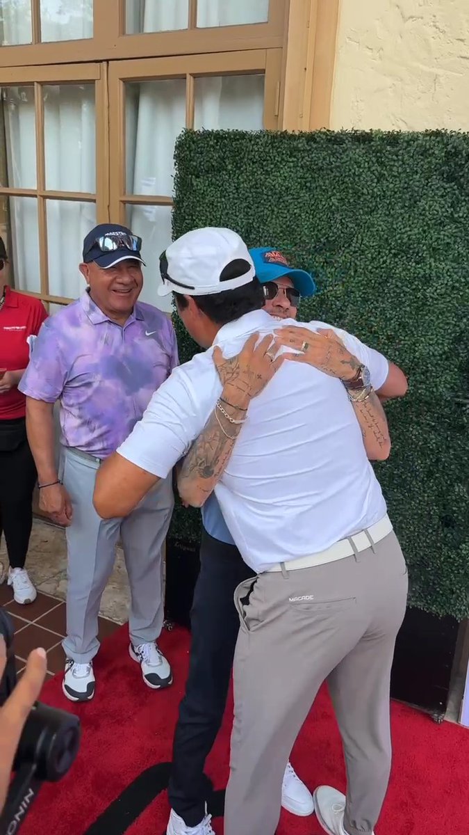 Así fue el encuentro de #MarcAnthony con #Chayanne en el 3er torneo de ⛳️ de #MaestroCares