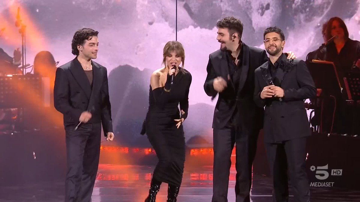 Il Volo e Alessandra Amoroso... semplicemente stupendi 😍💫#TuttiPerUno