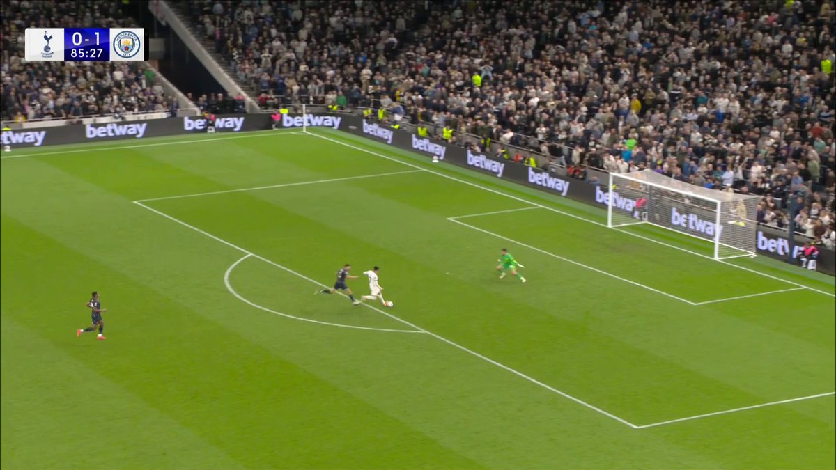 What a vital save that is in the title race from Stefan Ortega! 😲