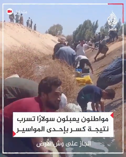 مواطنون يعبئون سولارًا تسرب نتيجة كسر بأحد المواسير على الطريق الصحراوي الغربي بالمنيا