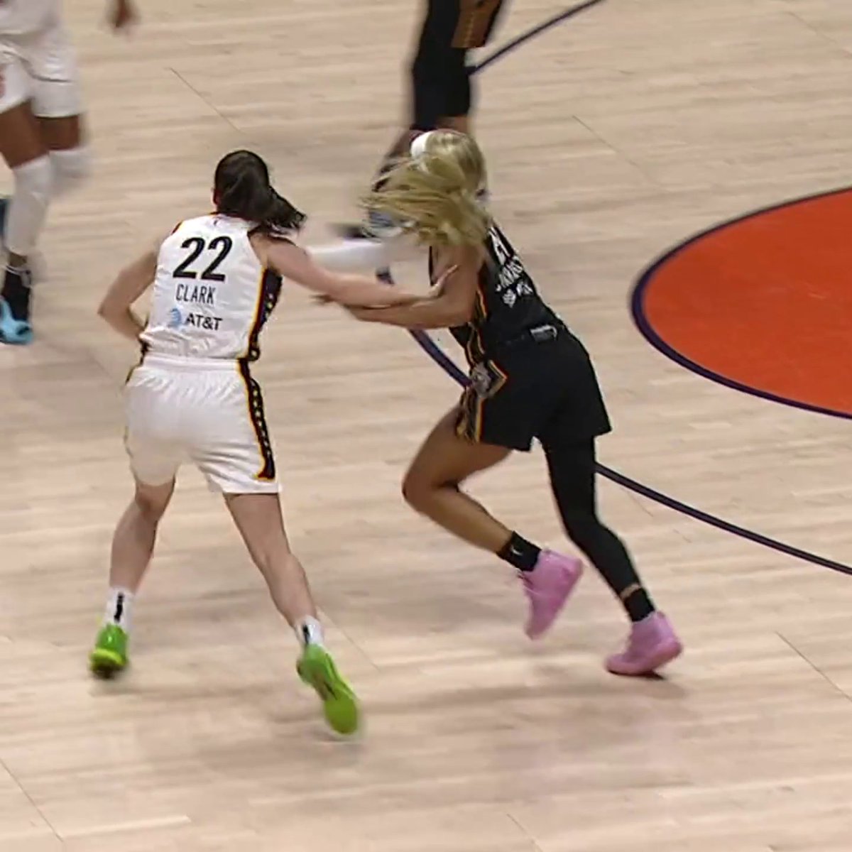 Dijonai Carrington is putting the clamps on Caitlin Clark 🔒