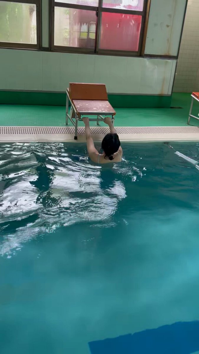下着で背泳ぎ🏊 ワカメVer.